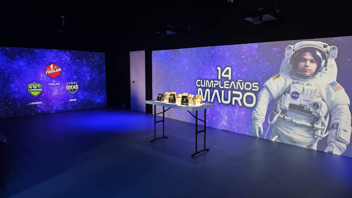Mesa preparada en la sala de cumpleaños con una proyección espacial personalizada