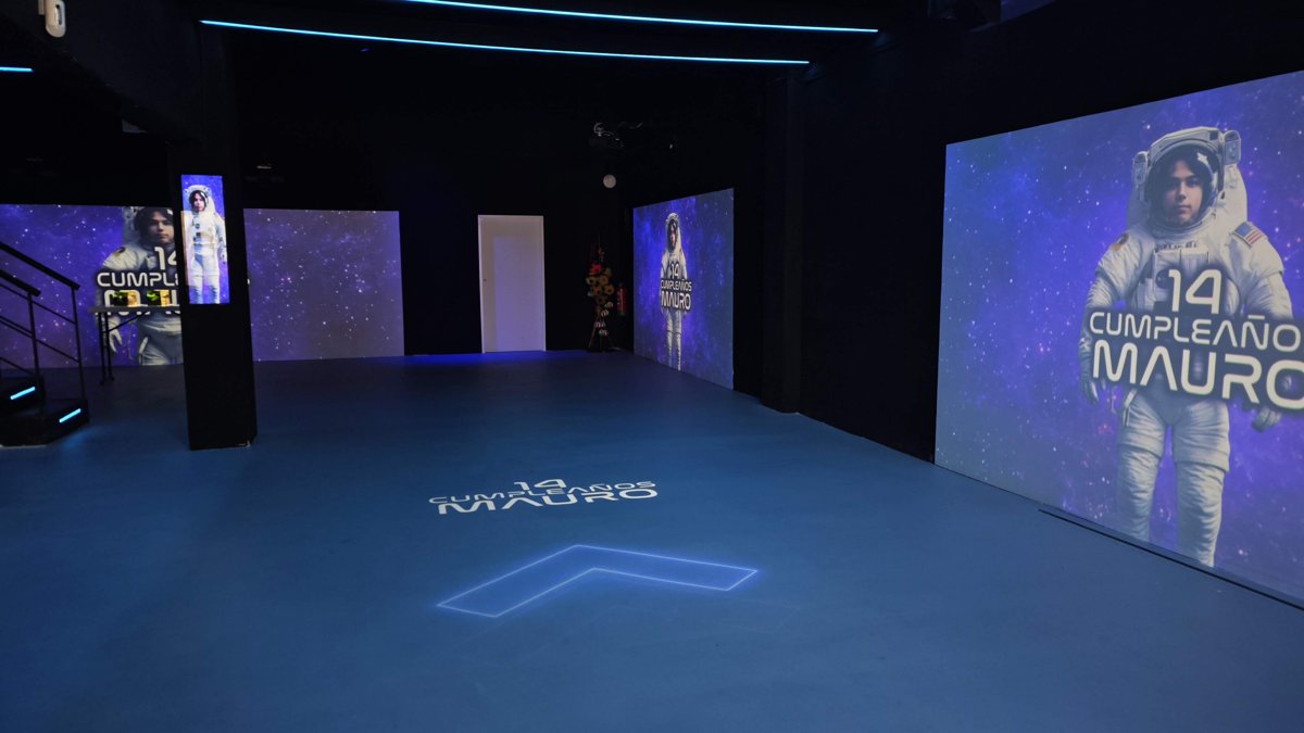 Nombre del cumpleañero y temática espacial proyectados en paredes y suelo